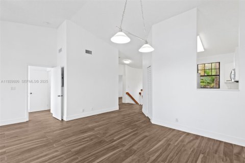 Снять в аренду кондоминиум в Майами-Лейкс, Флорида 2 спальни, 107.77м2, № 1988918 - фото 4