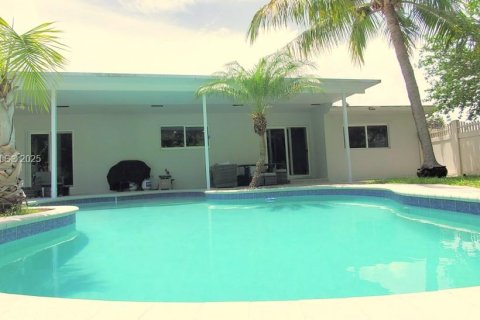 House in Oakland Park, Florida 4 bedrooms, 190.45 sq.m. № 1891706 - photo 2