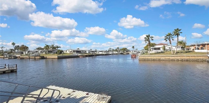 Duplex à Hudson, Floride 4 chambres, 153.85 m2 № 2094008