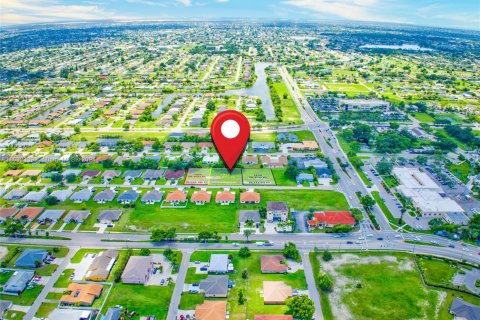Propiedad comercial en venta en Cape Coral, Florida № 1812115 - foto 2