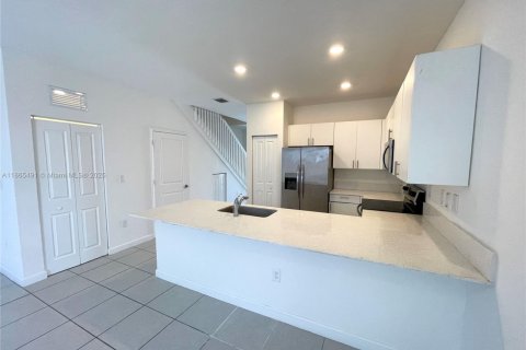 Casa en alquiler en Miami, Florida, 3 dormitorios, 129.41 m2 № 1980721 - foto 9