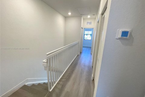 Casa en alquiler en Miami, Florida, 3 dormitorios, 129.41 m2 № 1980721 - foto 18