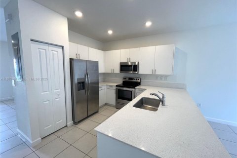 Casa en alquiler en Miami, Florida, 3 dormitorios, 129.41 m2 № 1980721 - foto 5