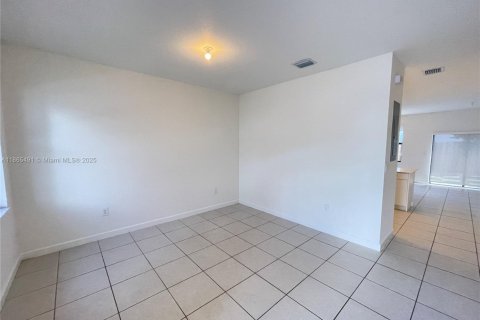 Casa en alquiler en Miami, Florida, 3 dormitorios, 129.41 m2 № 1980721 - foto 4