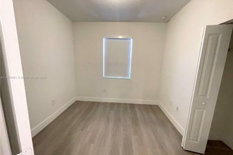 Casa en alquiler en Miami, Florida, 3 dormitorios, 129.41 m2 № 1980721 - foto 15