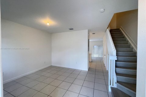 Casa en alquiler en Miami, Florida, 3 dormitorios, 129.41 m2 № 1980721 - foto 3