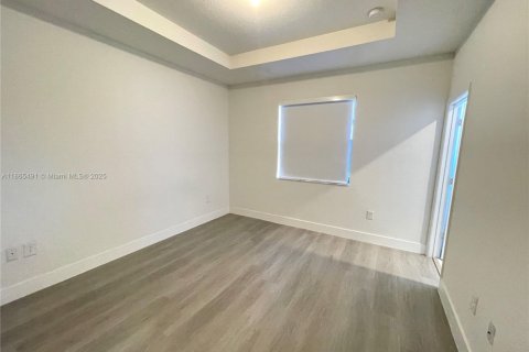 Casa en alquiler en Miami, Florida, 3 dormitorios, 129.41 m2 № 1980721 - foto 14