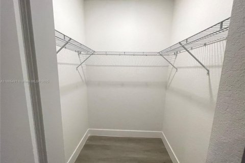 Casa en alquiler en Miami, Florida, 3 dormitorios, 129.41 m2 № 1980721 - foto 13