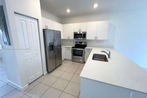 Casa en alquiler en Miami, Florida, 3 dormitorios, 129.41 m2 № 1980721 - foto 6