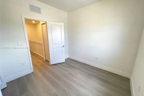 Casa en alquiler en Miami, Florida, 3 dormitorios, 129.41 m2 № 1980721 - foto 17