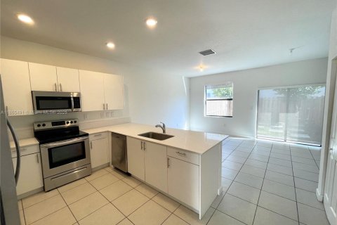Casa en alquiler en Miami, Florida, 3 dormitorios, 129.41 m2 № 1980721 - foto 7