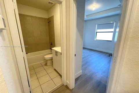 Casa en alquiler en Miami, Florida, 3 dormitorios, 129.41 m2 № 1980721 - foto 19