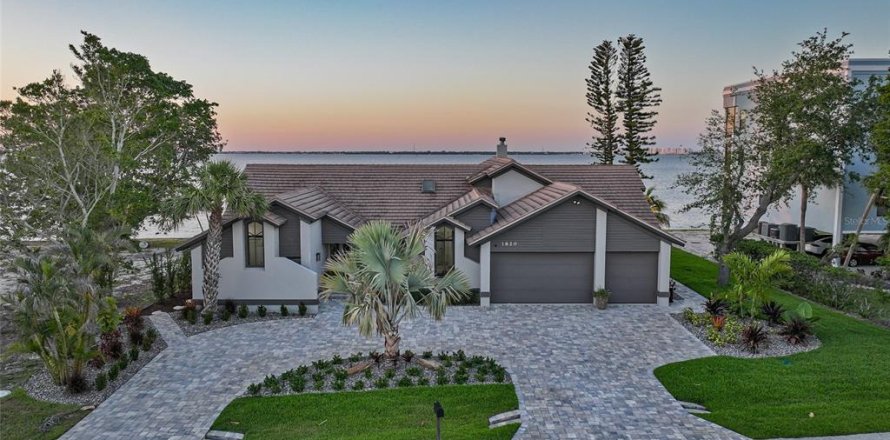 House in Punta Gorda, Florida 4 bedrooms, 309.55 sq.m. № 1636029
