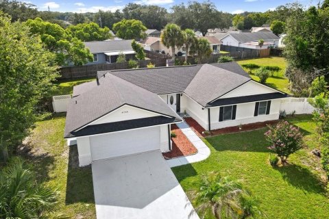 House in Orlando, Florida 4 bedrooms, 140.28 sq.m. № 2231424 - photo 2