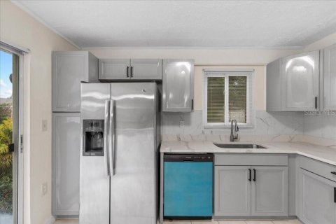 House in Orlando, Florida 4 bedrooms, 140.28 sq.m. № 2231424 - photo 8
