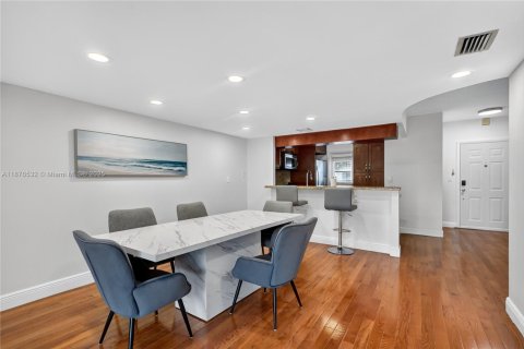 Condominio en venta en North Miami Beach, Florida, 2 dormitorios, 138.89 m2 № 1921092 - foto 4