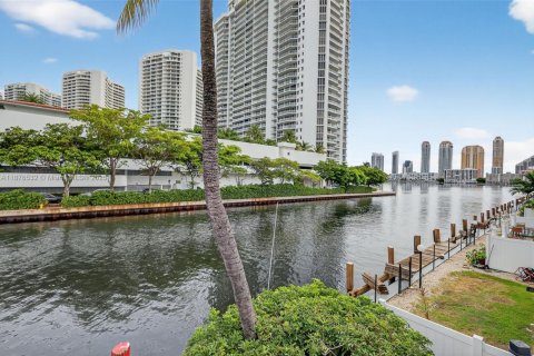 Condominio en venta en North Miami Beach, Florida, 2 dormitorios, 138.89 m2 № 1921092 - foto 28