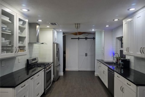 Купить виллу или дом в Майами, Флорида 3 спальни, 142.14м2, № 1985689 - фото 11