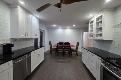 Купить виллу или дом в Майами, Флорида 3 спальни, 142.14м2, № 1985689 - фото 8