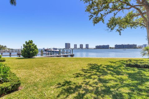 Casa en alquiler en North Palm Beach, Florida, 4 dormitorios, 820.14 m2 № 1185340 - foto 1