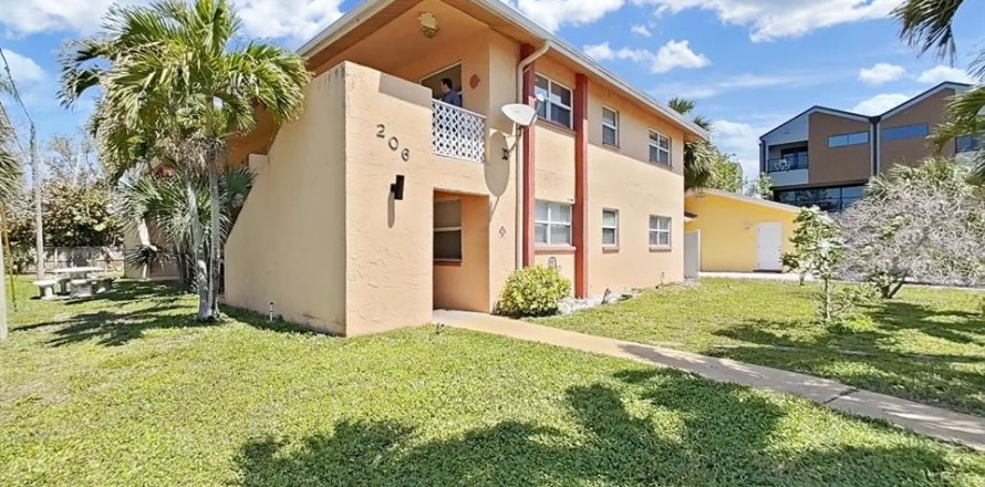 Commercial property in Indian Rocks Beach, Florida 423.26 sq.m. № 2098771