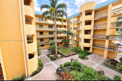 Condominio en venta en Lauderhill, Florida, 2 dormitorios, 118.91 m2 № 2063032 - foto 7