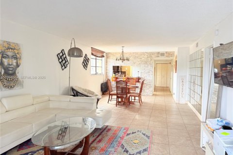 Condominio en venta en Lauderhill, Florida, 2 dormitorios, 118.91 m2 № 2063032 - foto 2