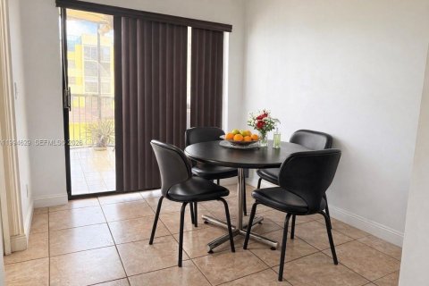 Condominio en venta en Lauderhill, Florida, 2 dormitorios, 118.91 m2 № 2063032 - foto 3