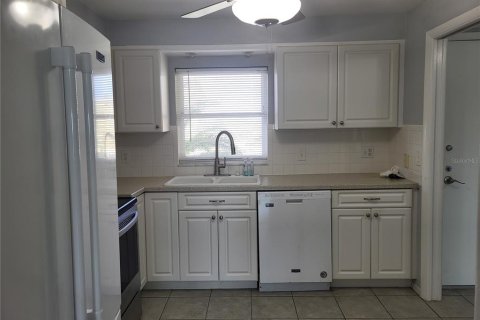 Copropriété à louer à Saint Petersburg, Floride: 2 chambres, 97.55 m2 № 2339305 - photo 8