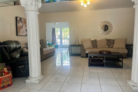 House in Miami Springs, Florida 3 bedrooms, 108.7 sq.m. № 1860489 - photo 5