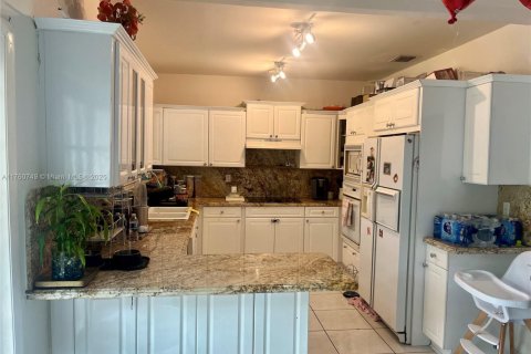 House in Miami Springs, Florida 3 bedrooms, 108.7 sq.m. № 1860489 - photo 4