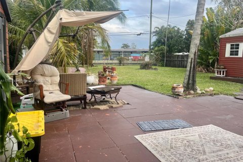 House in Miami Springs, Florida 3 bedrooms, 108.7 sq.m. № 1860489 - photo 10