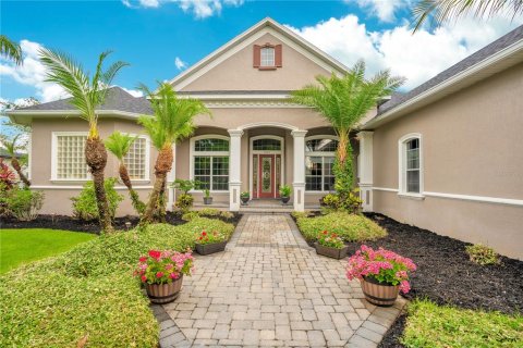 House in Winter Haven, Florida 4 bedrooms, 378.11 sq.m. № 1520659 - photo 3