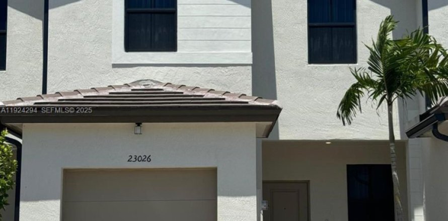 Townhouse in Miami, Florida 3 bedrooms, 123.65 sq.m. № 1983484