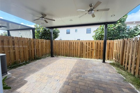 Townhouse in Miami, Florida 3 bedrooms, 123.65 sq.m. № 1983484 - photo 15