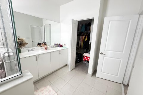 Townhouse in Miami, Florida 3 bedrooms, 123.65 sq.m. № 1983484 - photo 13