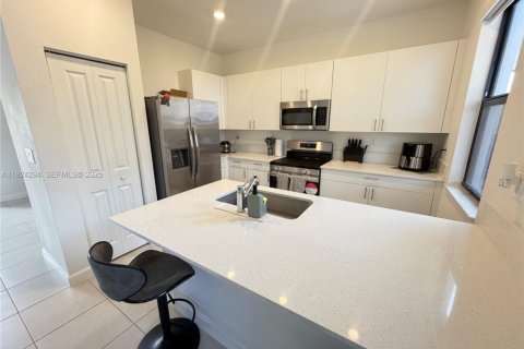 Townhouse in Miami, Florida 3 bedrooms, 123.65 sq.m. № 1983484 - photo 4