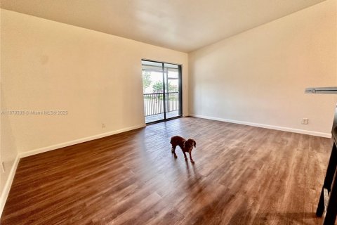 Снять в аренду кондоминиум в Катлер-Бей, Флорида 2 спальни, 77.39м2, № 1928899 - фото 4