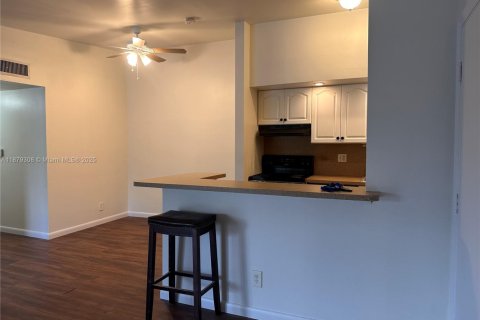 Снять в аренду кондоминиум в Катлер-Бей, Флорида 2 спальни, 77.39м2, № 1928899 - фото 7