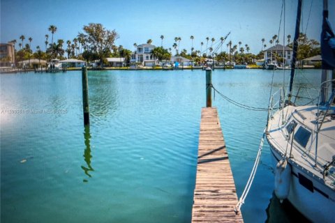 Condo in Saint Petersburg, Florida, 2 bedrooms № 1945829 - photo 17