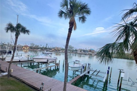 Condo in Saint Petersburg, Florida, 2 bedrooms № 1945829 - photo 16