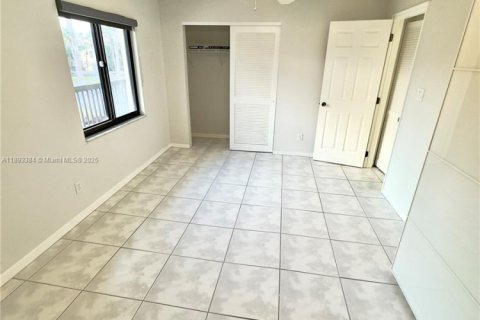 Condo in Saint Petersburg, Florida, 2 bedrooms № 1945829 - photo 11