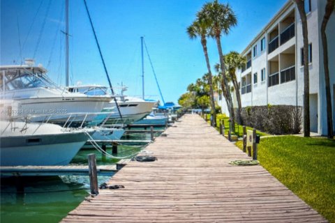 Condo in Saint Petersburg, Florida, 2 bedrooms № 1945829 - photo 15