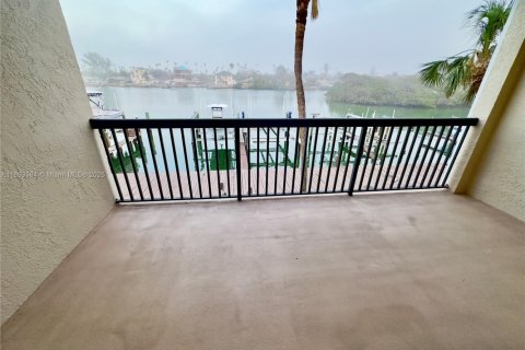 Condo in Saint Petersburg, Florida, 2 bedrooms № 1945829 - photo 13