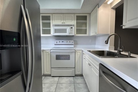 Condo in Saint Petersburg, Florida, 2 bedrooms № 1945829 - photo 2