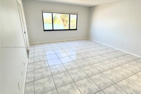 Condo in Saint Petersburg, Florida, 2 bedrooms № 1945829 - photo 5