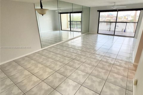 Condo in Saint Petersburg, Florida, 2 bedrooms № 1945829 - photo 3