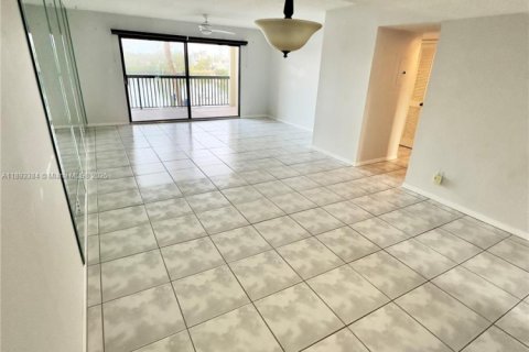 Condo in Saint Petersburg, Florida, 2 bedrooms № 1945829 - photo 4