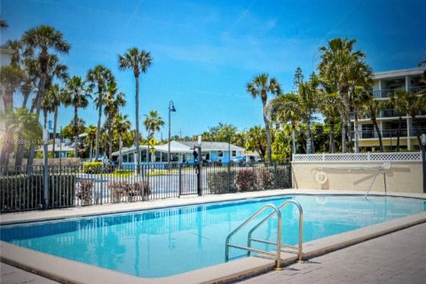 Condo in Saint Petersburg, Florida, 2 bedrooms № 1945829 - photo 18