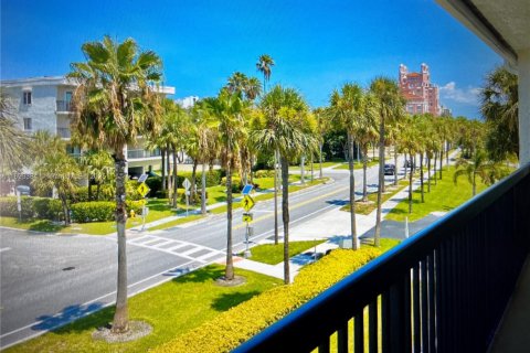 Condo in Saint Petersburg, Florida, 2 bedrooms № 1945829 - photo 20